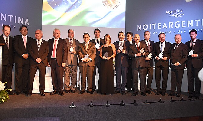Na home, o ministro do Turismo da Argentina, Carlos Enrique Meyer; acima, parte do grupo de premiados da noite de gala