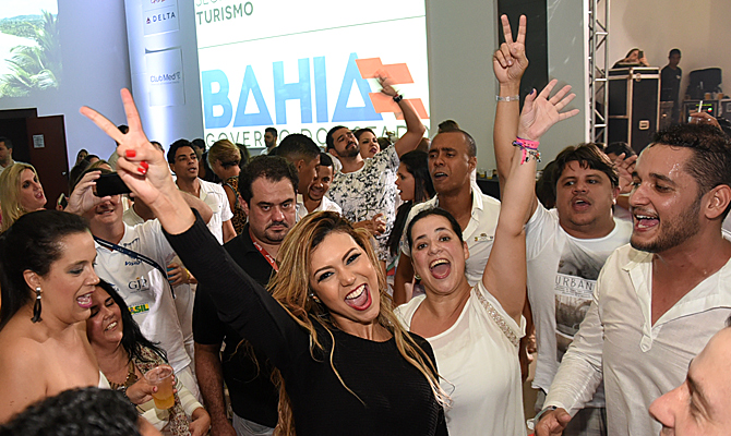Vina Calmon, vocalista do Cheiro de Amor, foi ao encontro do público