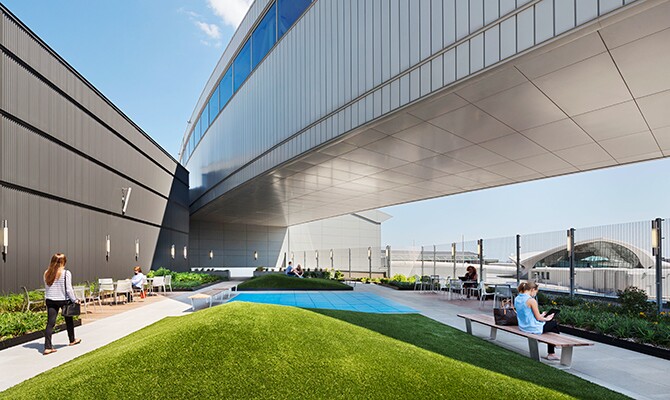 O T5 Rooftop é o único espaço outdoor disponível após passar pela segurança do aeroporto (Foto: Divulgação/ Paul Rivera)