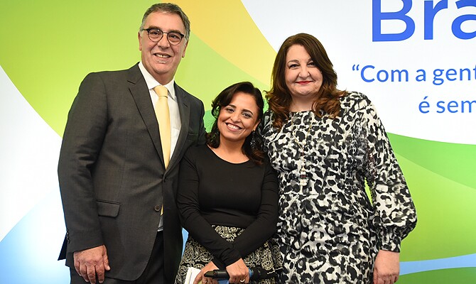 Monica entre o vice-presidente da Braztoa, José Zuquim, e a presidente, Magda Nassar