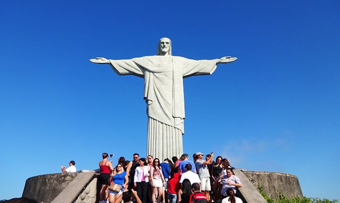 Resultado de imagem para turistas no brasil