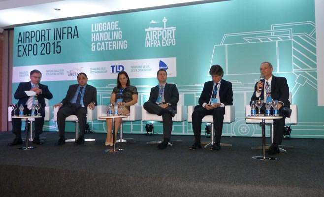O primeiro painel trouxe o tema "Serviços de Transporte Aéreo no Brasil"