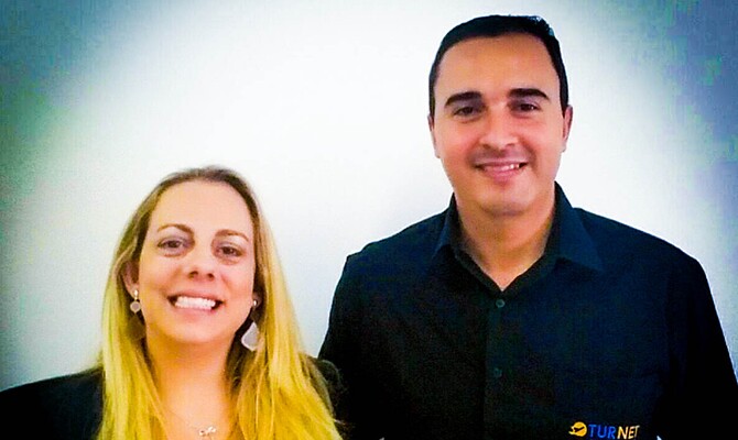 A consultora, Vanessa Guimarães, ao lado do gerente de Vendas da filial, André Luiz (foto divulgação)