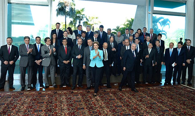 Dilma Rousseff e sua equipe reúnem-se com os governadores no Palácio da Alvorada (foto: Wilson Dias/Agência Brasil)
