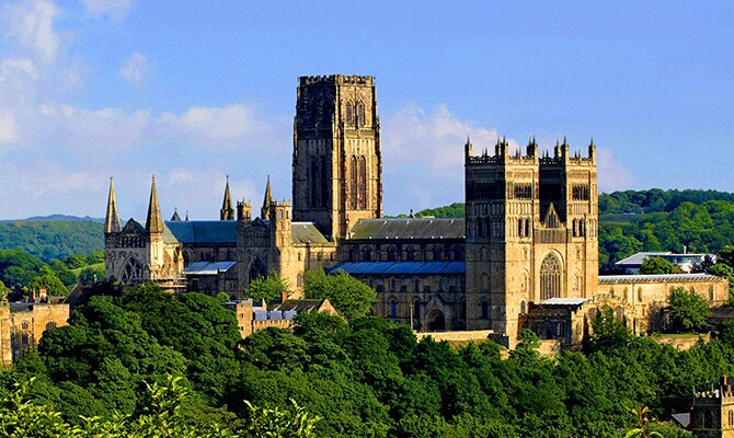 A Catedral de Durham, no nordeste da Inglaterra, pode integrar qualquer roteiro romântico (foto divulgação)