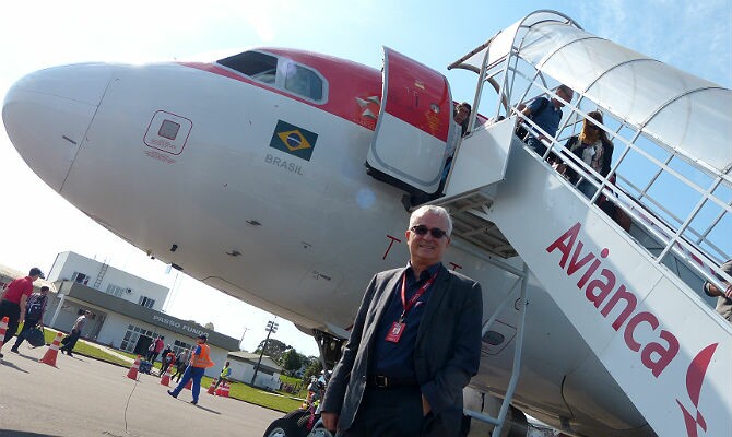 O vice-presidente comercial, marketing e cargas da Avianca Brasil, Tarcísio Gargioni, posa em frente ao A318 da aérea