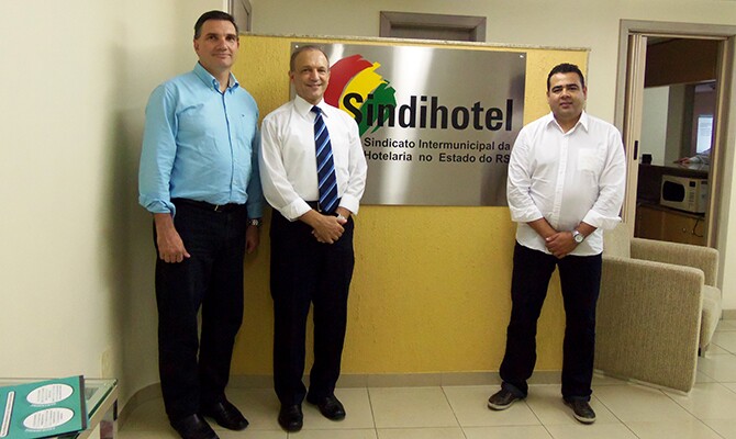 O responsável técnico pelo projeto, Alonso Blanco, o presidente do Sindihotel, Manuel Suarez e o desenvolvedor Gilberto Rosa Júnior (foto/Adriana Machado)