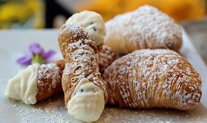 O doce Cannoli é típico da região da Sicília, além de várias outras sobremesas (foto: Bradley Hawks/ Flickr)