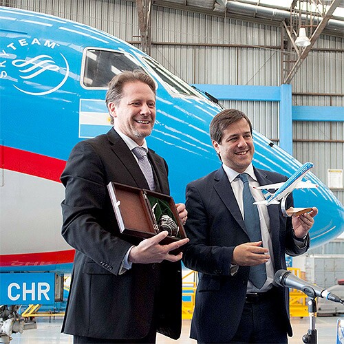 Johann Bordais, da Embraer, e Mariano Recalde, da Aerolíneas Argentinas (divulgação)