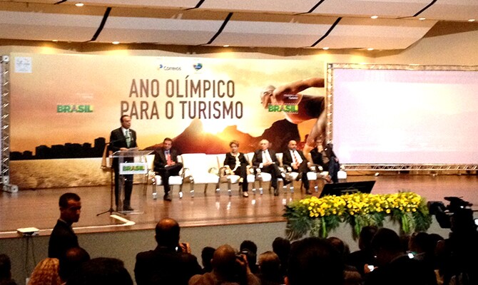 Ministro Henrique Alves discursa na presença da presidente Dilma Rousseff