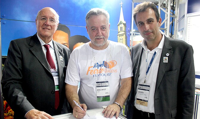 Michael Barkoczy, presidente da Flytour Viagens, assina acordo de cooperação de vendas com Fernando Zuppo e André Bozola, ambos da Aprecesp (foto: divulgação)