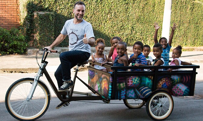 André Moral, idealizador do projeto, puxando o novo bike trailer infantil (foto: Bike Tour SP)