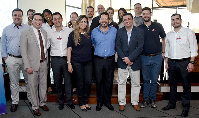Os executivos da Tam Rubem Braga e Tiago Ferreira com Jorge Souza e o restante do Grupo Gapnet durante evento
