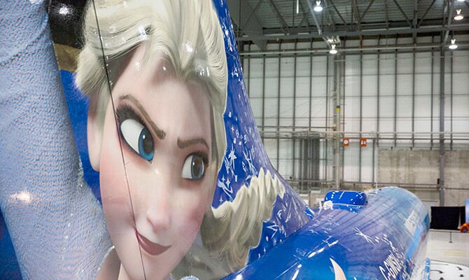 A rainha Elsa estampa a cauda da aeronave