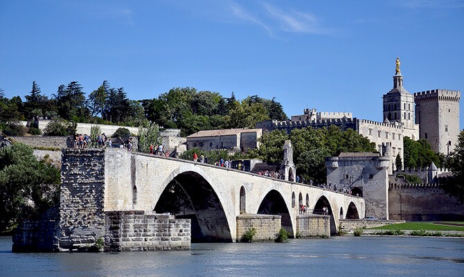 Le pont Bénezet et le Palais des Papes sont les points forts de la visite d'Avignon (photo : Flickr/Riccardo Ravelli)