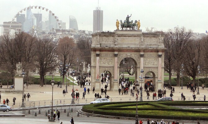Turistas em Paris encontram atrações e transporte funcionando normalmente