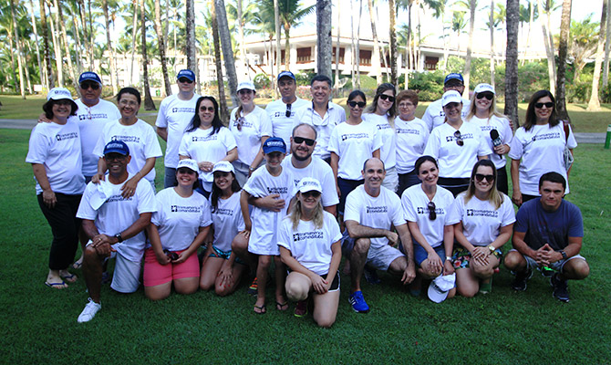 Igor Miranda, diretor de Vendas Indiretas da Tam (à direita, de camiseta escura), e o grupo Top 10 Comandatuba