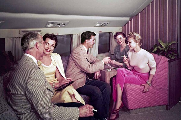"É proibido fumar nas dependências do avião". Não nos anos 1960 (Divulgação/Airline Ratings)