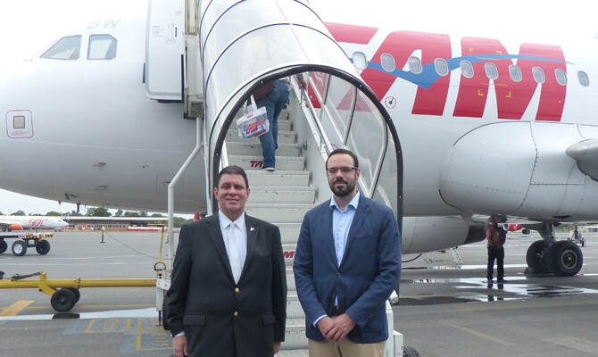Maurício Madeira e Renê Contreras recebem os passageiros no voo inaugural