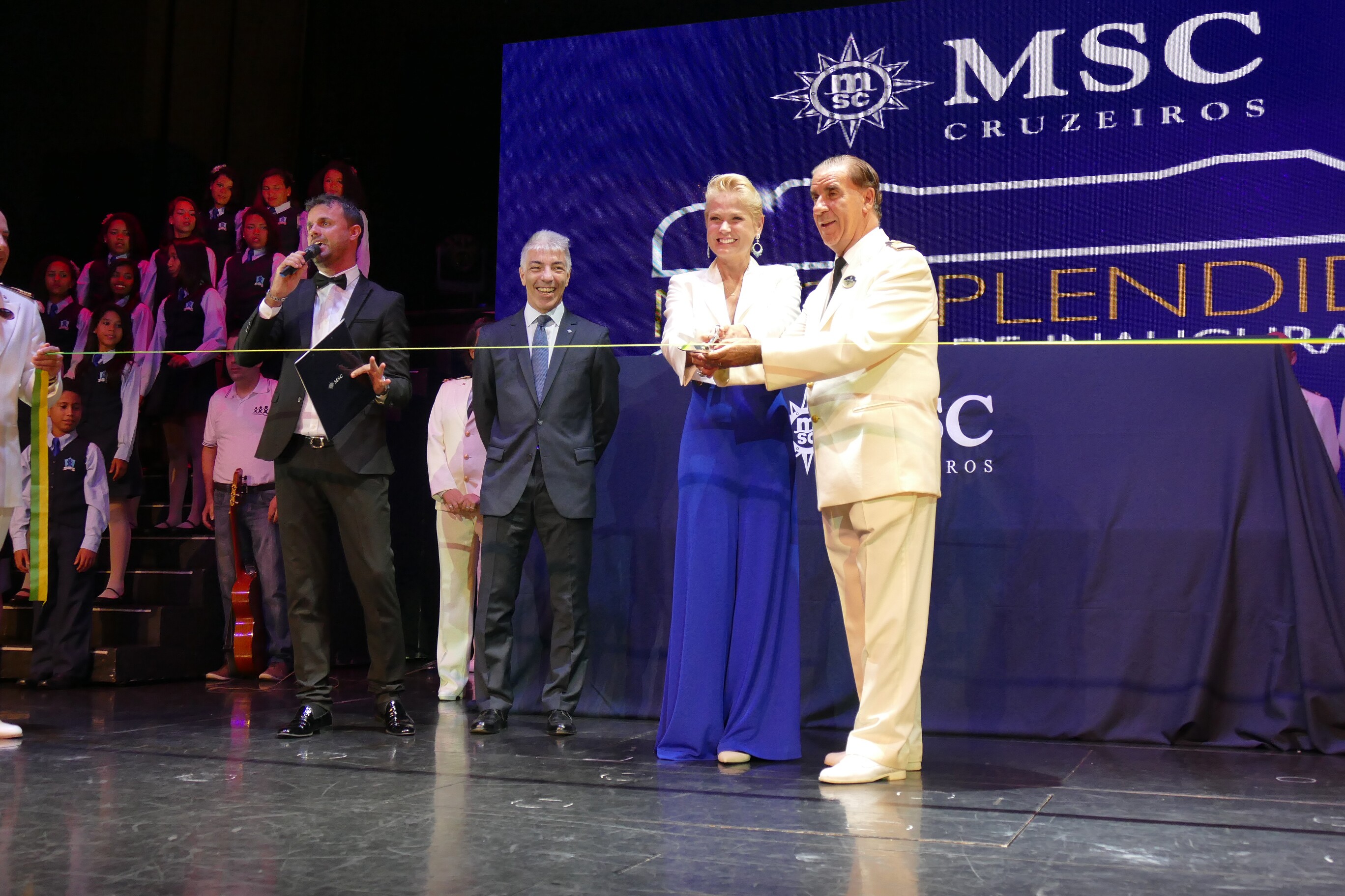 Xuxa e o capitão do MSC Splendida cortando a faixa inaugural