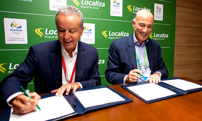 Eugenio Mattar, da Localiza,  e Sidney Levy, do Rio 2016, durante assinatura do contrato (foto: Alex Ferro)