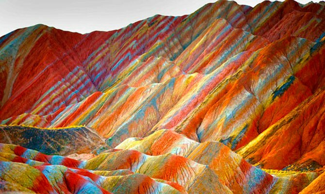 Cores das montanhas são derivadas dos depósitos de minerais presente no local - Foto: reprodução  Xin Ran/Imaginechina/AFP