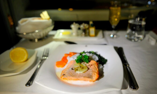 Jantar servido na primeira classe da Emirates (fotos: reprodução Buzzfeed)