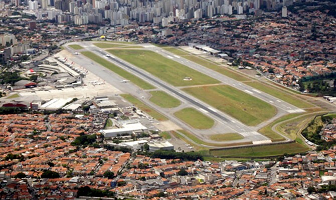 O aeroporto internacional de Los Angeles, nos Estados Unidos, já foi palco de desastres aéreos, tiroteios e explosão de bombas. Vale ressaltar, porém, que nos últimos anos o local não enfrenta mais tantas turbulências