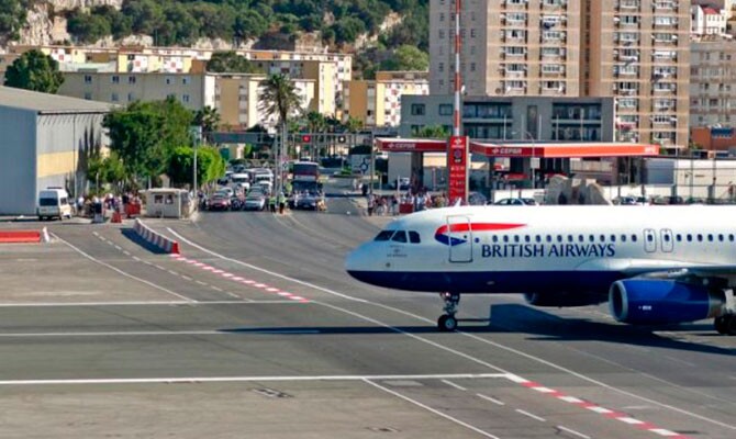 O aeroporto internacional de Los Angeles, nos Estados Unidos, já foi palco de desastres aéreos, tiroteios e explosão de bombas. Vale ressaltar, porém, que nos últimos anos o local não enfrenta mais tantas turbulências