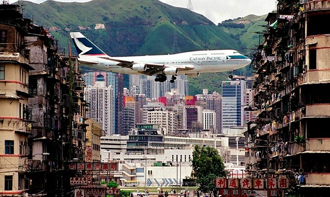 O aeroporto internacional de Los Angeles, nos Estados Unidos, já foi palco de desastres aéreos, tiroteios e explosão de bombas. Vale ressaltar, porém, que nos últimos anos o local não enfrenta mais tantas turbulências