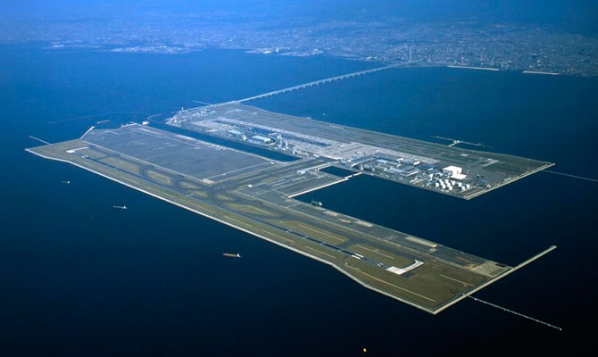 O aeroporto internacional de Los Angeles, nos Estados Unidos, já foi palco de desastres aéreos, tiroteios e explosão de bombas. Vale ressaltar, porém, que nos últimos anos o local não enfrenta mais tantas turbulências