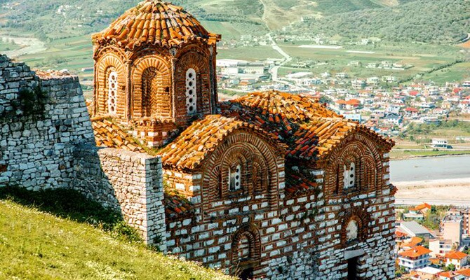 Cambodja - O país é repleto de belezas arquitetônicas, como o Angkor Wat, e ostenta dezenas de praias que podem ser consideradas paradisíacas. Por lá é possível trocar R$ 1 por 1.046,33 riels cambojanos.