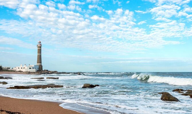 Cambodja - O país é repleto de belezas arquitetônicas, como o Angkor Wat, e ostenta dezenas de praias que podem ser consideradas paradisíacas. Por lá é possível trocar R$ 1 por 1.046,33 riels cambojanos.