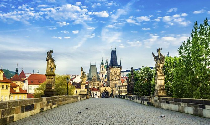 Cambodja - O país é repleto de belezas arquitetônicas, como o Angkor Wat, e ostenta dezenas de praias que podem ser consideradas paradisíacas. Por lá é possível trocar R$ 1 por 1.046,33 riels cambojanos.