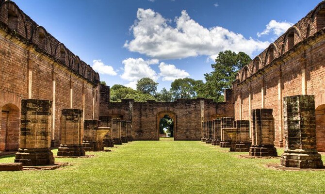 Cambodja - O país é repleto de belezas arquitetônicas, como o Angkor Wat, e ostenta dezenas de praias que podem ser consideradas paradisíacas. Por lá é possível trocar R$ 1 por 1.046,33 riels cambojanos.