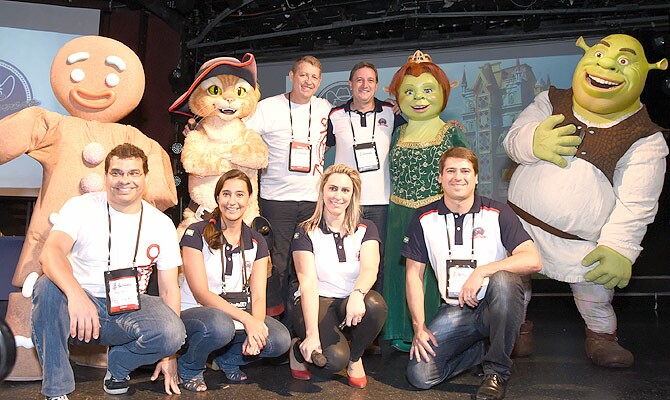 Equipe comercial do Beto Carrero com personagens do Shrek e Aroldo Schultz