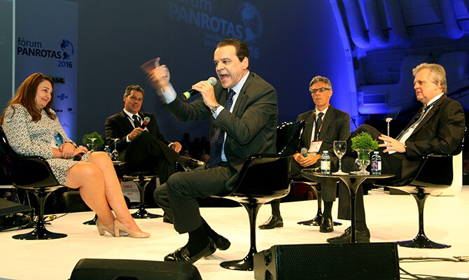 O ministro do Turismo, Henrique Alves, é sabatinado por Magda Nassar (Braztoa), Luiz Eduardo Falco (CVC), Marco Ferraz (Clia Abremar) e Edmar Bull (Abav)