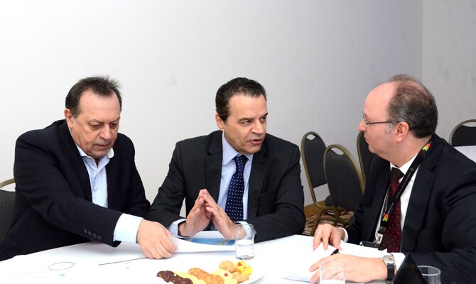 O ministro de Turismo da Argentina, Gustavo Santos, com o ministro brasileiro, Henrique Alves, e Acyr Pimenta Madeira Filho, também do MTur, em reunião dentro do Fórum PANROTAS, na manhã de hoje